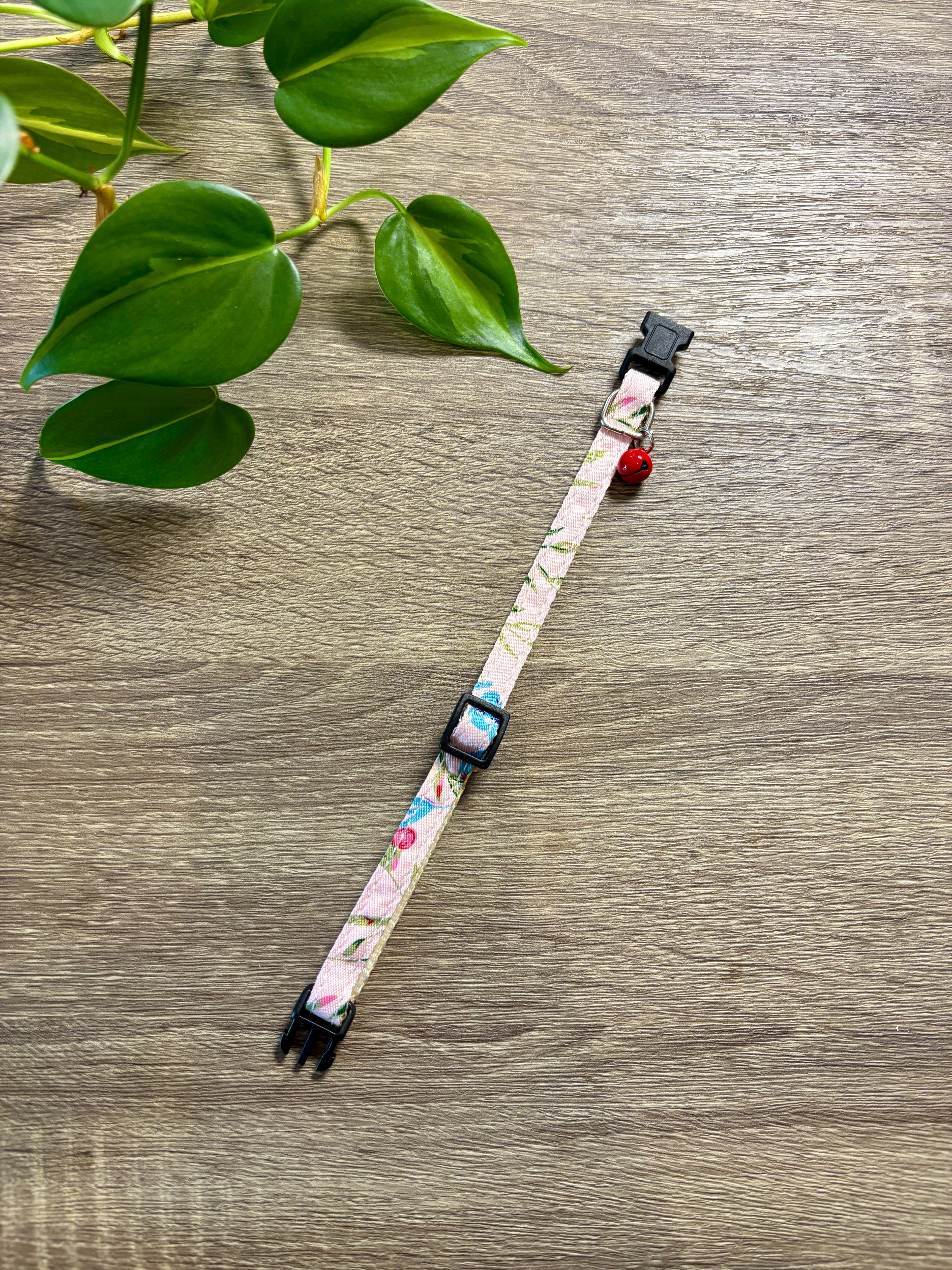 Collar mini regulable floreado para perros o gatos